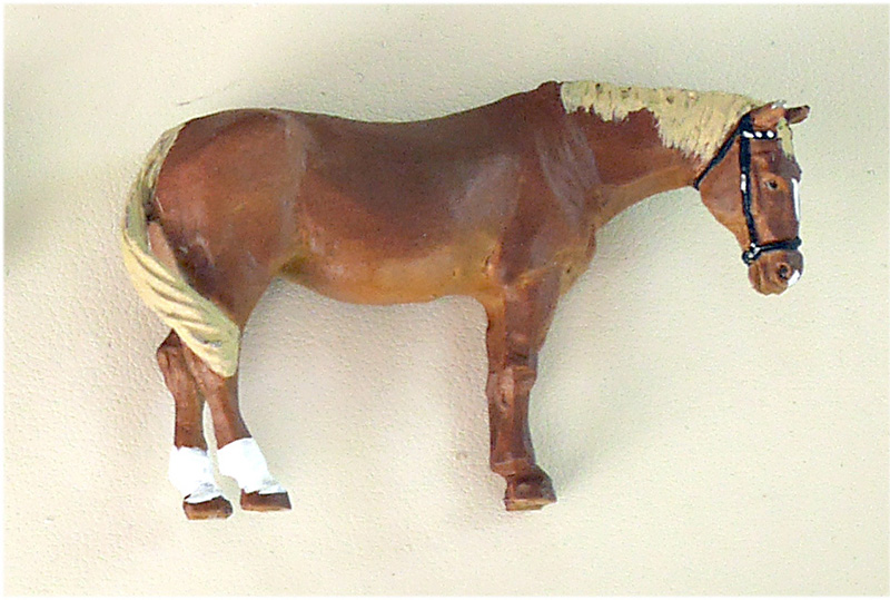 CHEVAL BRUN CLAIR TÊTE BASSE PEINT