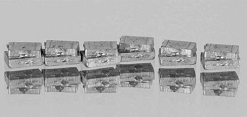 ENSEMBLE de PETITES VALISES MÉTAL BLANC