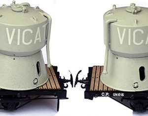 PAIRE de WAGONS PLATS avec CUVE VICAT MONTÉE PEINTE