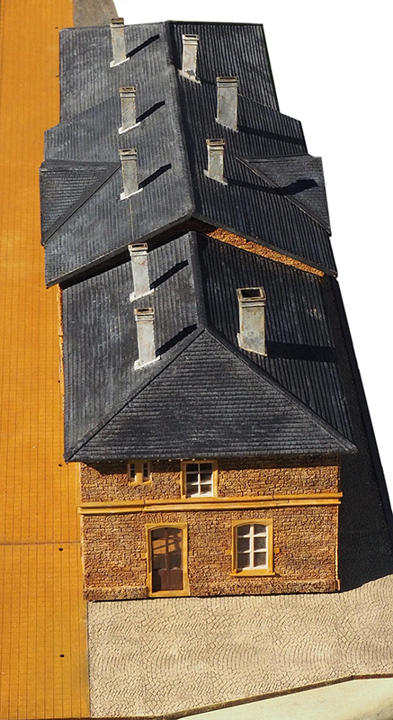 Kit GARE D'ETTELBRUCK : ce Kit représente la gare telle qu'elle était en 1926, à trois corps rattachés, sans toilettes latérales et avec des cheminées en maçonnerie.
Les fenêtres du rez-de-chaussée avaient déjà été modifiées mais portent la marque d'une arcature ancienne.
Ce Kit comprend les parquets et planchers intérieurs gravés et les cloisons avec ouvrants complèts. La toiture est en plaques d'ardoises rectangulaires en carton fort livrées en bandes avec ligne de positionnement.
L'empierrement fait l'objet d'une fine gravure en relief qui rend parfaitement l'aspect des pierres originales.
La marquise est livrée option avec le socle, référence 360-18. – Image 2