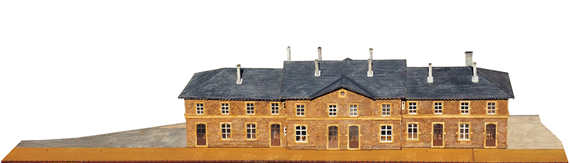 Kit GARE D'ETTELBRUCK : ce Kit représente la gare telle qu'elle était en 1926, à trois corps rattachés, sans toilettes latérales et avec des cheminées en maçonnerie.
Les fenêtres du rez-de-chaussée avaient déjà été modifiées mais portent la marque d'une arcature ancienne.
Ce Kit comprend les parquets et planchers intérieurs gravés et les cloisons avec ouvrants complèts. La toiture est en plaques d'ardoises rectangulaires en carton fort livrées en bandes avec ligne de positionnement.
L'empierrement fait l'objet d'une fine gravure en relief qui rend parfaitement l'aspect des pierres originales.
La marquise est livrée option avec le socle, référence 360-18.