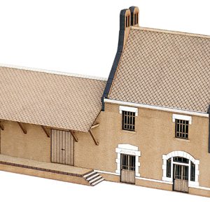 Kit de la Gare de Crozon-Morgat sur la ligne de Chateaulin à Camaret du Réseau Breton. Le modèle finement gravé comprend une grande halle à marchndises et est Fourni avec un socle et reproduit le style néo-breton typique de ces bâtiments  conçue d'après le plan de l'architecte Julien Polti (1877-1953). Elles sont surnommées les bigoudenes à cause des cheminées de granit ajourées ressemblant à une coiffe brodée des femmes du pays bigouden.