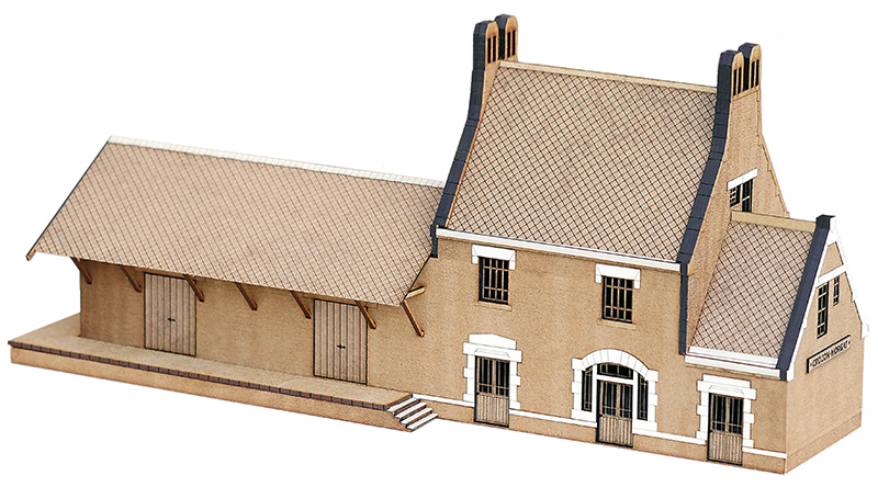 Kit de la Gare de Crozon-Morgat sur la ligne de Chateaulin à Camaret du Réseau Breton. Le modèle finement gravé comprend une grande halle à marchndises et est Fourni avec un socle et reproduit le style néo-breton typique de ces bâtiments conçue d'après le plan de l'architecte Julien Polti (1877-1953). Elles sont surnommées les bigoudenes à cause des cheminées de granit ajourées ressemblant à une coiffe brodée des femmes du pays bigouden.