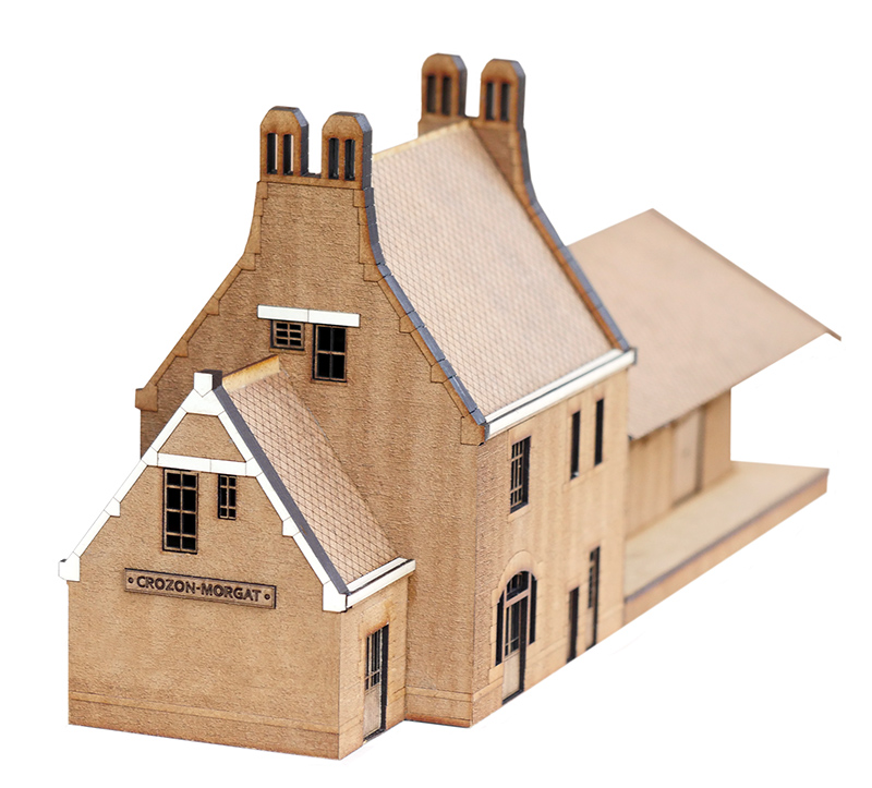 Kit de la Gare de Crozon-Morgat sur la ligne de Chateaulin à Camaret du Réseau Breton. Le modèle finement gravé comprend une grande halle à marchndises et est Fourni avec un socle et reproduit le style néo-breton typique de ces bâtiments conçue d'après le plan de l'architecte Julien Polti (1877-1953). Elles sont surnommées les bigoudenes à cause des cheminées de granit ajourées ressemblant à une coiffe brodée des femmes du pays bigouden. – Image 2