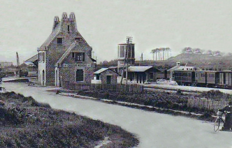 Kit de la Gare de Crozon-Morgat sur la ligne de Chateaulin à Camaret du Réseau Breton. Le modèle finement gravé comprend une grande halle à marchndises et est Fourni avec un socle et reproduit le style néo-breton typique de ces bâtiments conçue d'après le plan de l'architecte Julien Polti (1877-1953). Elles sont surnommées les bigoudenes à cause des cheminées de granit ajourées ressemblant à une coiffe brodée des femmes du pays bigouden. – Image 3