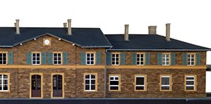 Kit  GARE D'ETTELBRUCK : ce Kit représente la gare telle qu'elle était en 1926, à trois corps rattachés, sans toilettes latérales et avec des cheminées en maçonnerie. Les fenêtres du rez-de-chaussée avaient déjà été modifiées mais portent la marque d'une arcature ancienne.
L'empierrement fait l'objet d'une fine gravure en relief qui rend parfaitement l'aspect des pierres originales. La marquise est livrée option avec le socle, référence 365-18..