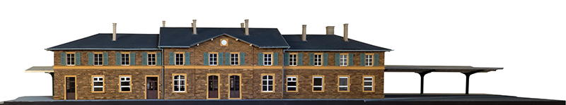 Kit GARE D'ETTELBRUCK : ce Kit représente la gare telle qu'elle était en 1926, à trois corps rattachés, sans toilettes latérales et avec des cheminées en maçonnerie. Les fenêtres du rez-de-chaussée avaient déjà été modifiées mais portent la marque d'une arcature ancienne.
L'empierrement fait l'objet d'une fine gravure en relief qui rend parfaitement l'aspect des pierres originales. La marquise est livrée option avec le socle, référence 365-18..