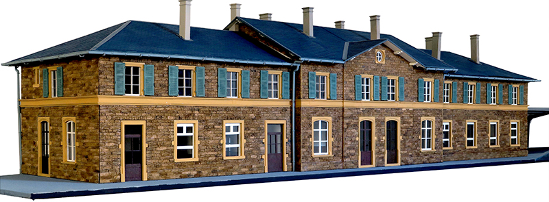 Kit GARE D'ETTELBRUCK : ce Kit représente la gare telle qu'elle était en 1926, à trois corps rattachés, sans toilettes latérales et avec des cheminées en maçonnerie. Les fenêtres du rez-de-chaussée avaient déjà été modifiées mais portent la marque d'une arcature ancienne.
L'empierrement fait l'objet d'une fine gravure en relief qui rend parfaitement l'aspect des pierres originales. La marquise est livrée option avec le socle, référence 365-18.. – Image 3