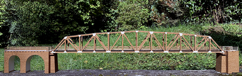 PONT DE TAVANASA de TYPE WARREN avec MONTANTS avec DOUBLE GRAVURE des RIVETS.