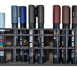 RANGEMENT pour 35 logements circulaires de 22 mm de ⦰, 3 de 28 mm de ⦰ et 1 de 43 x 27 mm. Idéal pour feutres type POSCA™