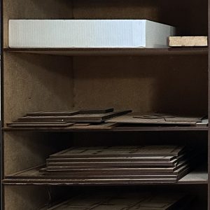 RANGEMENT COLONNE à 13 étagères ouvertes :  3 avec  81 mm de jour et 10 de 53 mm de jour.