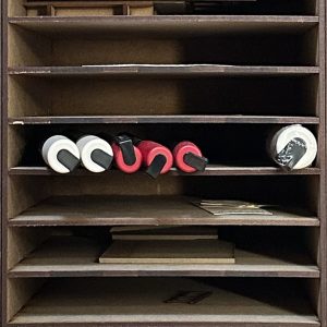 COLONNE de RANGEMENT à 26 étagères ouvertes : 21 x  38 mm de haut,  3 x  81 mm de jour et 2 x  53 mm de jour.