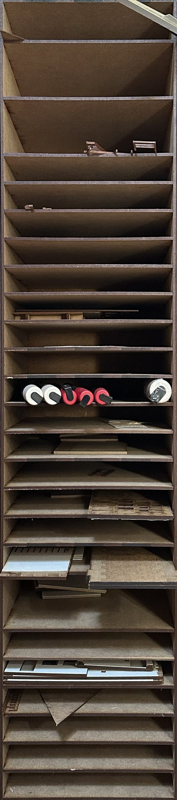 COLONNE de RANGEMENT à 26 étagères ouvertes : 21 x 38 mm de haut, 3 x 81 mm de jour et 2 x 53 mm de jour.