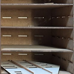 COLONNE de RANGEMENT à 18 étagères ouvertes : 21 x  38 mm de jour, 3 x  81 mm de jour et 2 x  53 mm de jour