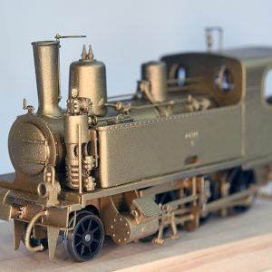 Kit 130 CORPET LOUVET CFBS 1097 H0m. Modèle en laiton DCC ready avec éclairage et jeu complet d'accessoires. Prise de courant sur les 6 roues à bandage nickelées. Moteur Mabuchi à volant d'inertie. Entraînement par cascade de pigons sur les deux essieux arrière. Fenêtres de cabine pivotantes. Pelle de chargement du foyer. Embiellage prépercé en maillechort. 
Instruction de montage avec 30 pages de schémas en 3D suivant la chronologie des différentes étapes de construction. Poids 300 grammes.