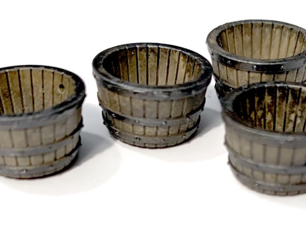 5 BAQUETS en BOIS pour EAU de PLUIE MONTÉS PEINTS