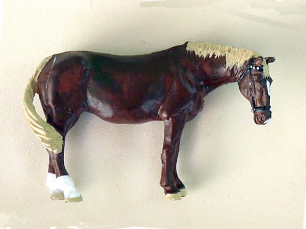 CHEVAL BRUN CLAIR TÊTE HAUTE PEINT