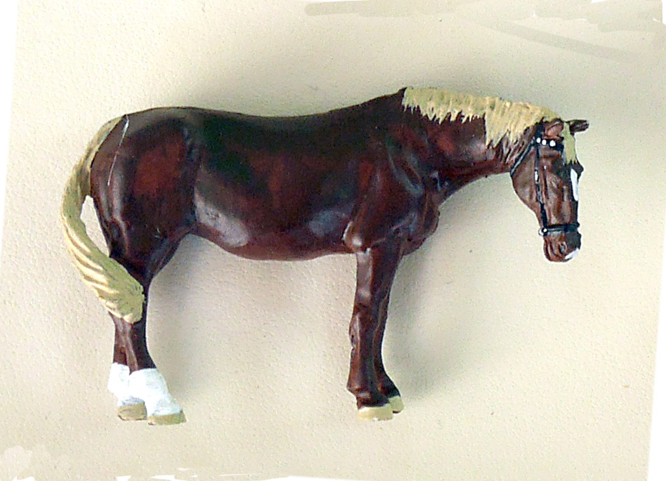 CHEVAL BRUN CLAIR TÊTE HAUTE PEINT
