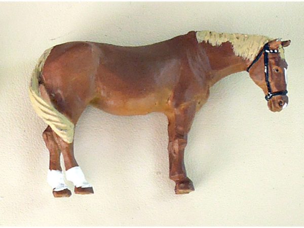CHEVAL BRUN CLAIR TÊTE BASSE PEINT