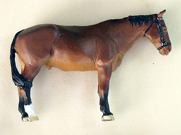 CHEVAL BRUN CLAIR TÊTE BASSE PEINT