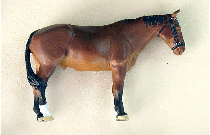 CHEVAL BRUN CLAIR TÊTE BASSE PEINT