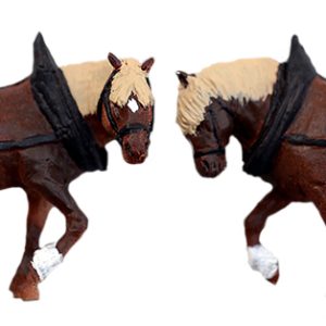 PAIRE de CHEVAUX de TRAIT LOURD à GRANDE CRINIÈRE PEINTS