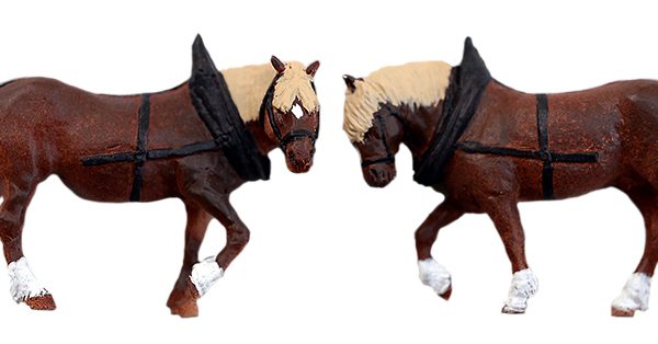 PAIRE de CHEVAUX de TRAIT LOURD à GRANDE CRINIÈRE PEINTS