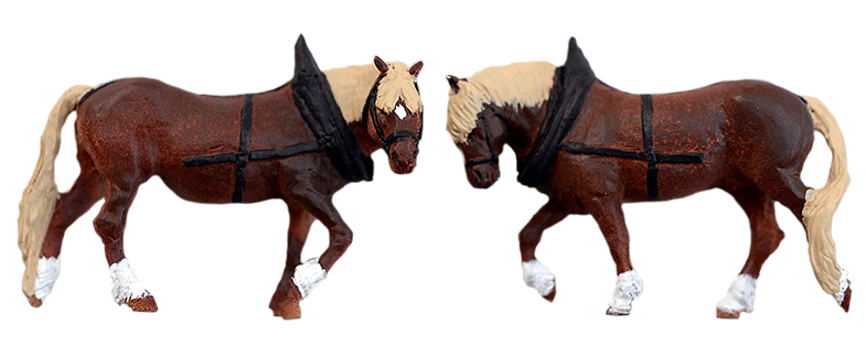 PAIRE de CHEVAUX de TRAIT LOURD à GRANDE CRINIÈRE PEINTS