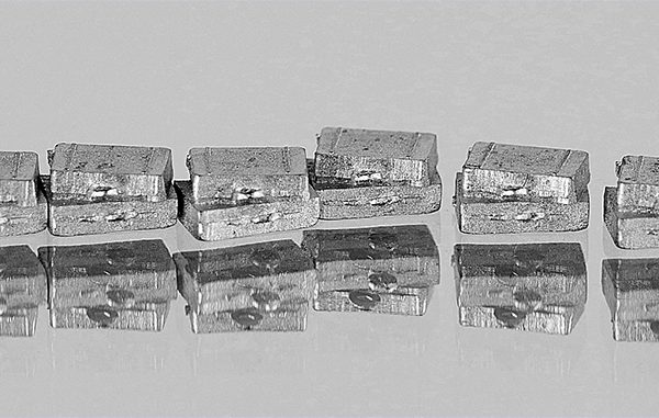 ENSEMBLE de PETITES VALISES MÉTAL BLANC