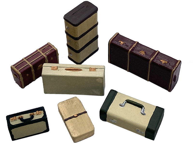 7 MALLES & VALISES PEINTES MÉTAL BLANC