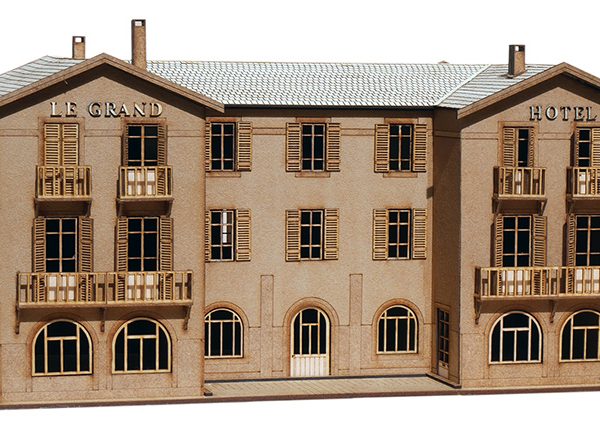 Kit du GRAND HÔTEL de Saint André-les-Alpes à l'échelle HO stricte Ce modèle comprend 286 pièces. Le modèle finement gravé comprend deux étages internes et toutes ses huisseries.
Fourni avec socle et tuiles en bandes pour un plus grand réalisme.