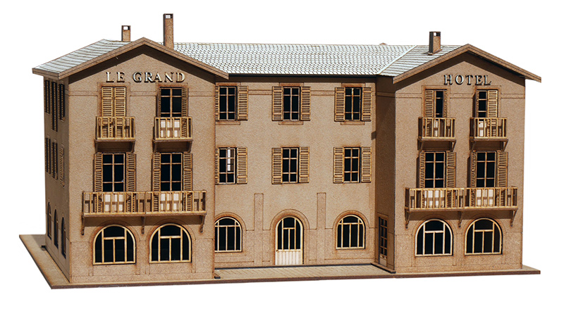 Kit du GRAND HÔTEL de Saint André-les-Alpes à l'échelle HO stricte Ce modèle comprend 286 pièces. Le modèle finement gravé comprend deux étages internes et toutes ses huisseries.
Fourni avec socle et tuiles en bandes pour un plus grand réalisme.