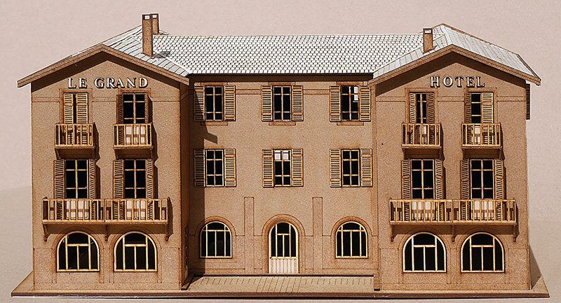 Kit du GRAND HÔTEL de Saint André-les-Alpes à l'échelle HO stricte Ce modèle comprend 286 pièces. Le modèle finement gravé comprend deux étages internes et toutes ses huisseries.
Fourni avec socle et tuiles en bandes pour un plus grand réalisme. – Image 2
