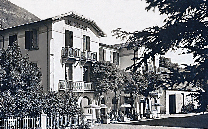 Kit du GRAND HÔTEL de Saint André-les-Alpes à l'échelle HO stricte Ce modèle comprend 286 pièces. Le modèle finement gravé comprend deux étages internes et toutes ses huisseries.
Fourni avec socle et tuiles en bandes pour un plus grand réalisme. – Image 4