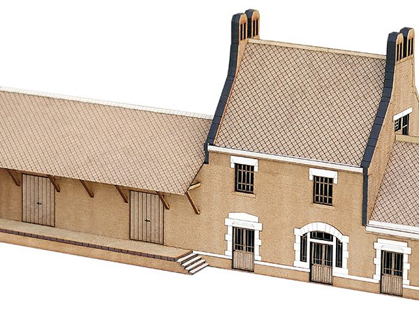Kit de la Gare de Crozon-Morgat sur la ligne de Chateaulin à Camaret du Réseau Breton. Le modèle finement gravé comprend une grande halle à marchndises et est Fourni avec un socle et reproduit le style néo-breton typique de ces bâtiments conçue d'après le plan de l'architecte Julien Polti (1877-1953). Elles sont surnommées les bigoudenes à cause des cheminées de granit ajourées ressemblant à une coiffe brodée des femmes du pays bigouden.