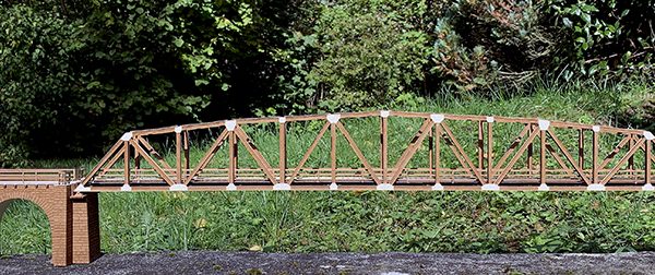 PONT DE TAVANASA de TYPE WARREN avec MONTANTS avec DOUBLE GRAVURE des RIVETS.