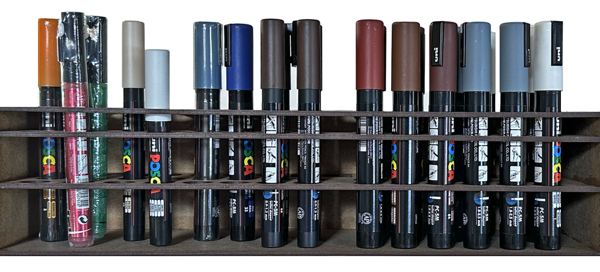 RANGEMENT pour 35 logements circulaires de 22 mm de ⦰, 3 de 28 mm de ⦰ et 1 de 43 x 27 mm. Idéal pour feutres type POSCA™