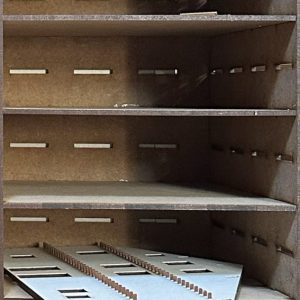 COLONNE de RANGEMENT à 18 étagères ouvertes : 21 x 38 mm de jour, 3 x 81 mm de jour et 2 x 53 mm de jour