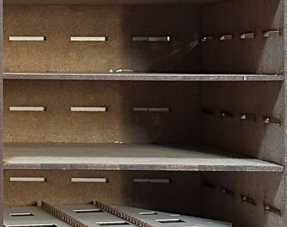 COLONNE de RANGEMENT à 18 étagères ouvertes : 21 x  38 mm de jour, 3 x  81 mm de jour et 2 x  53 mm de jour