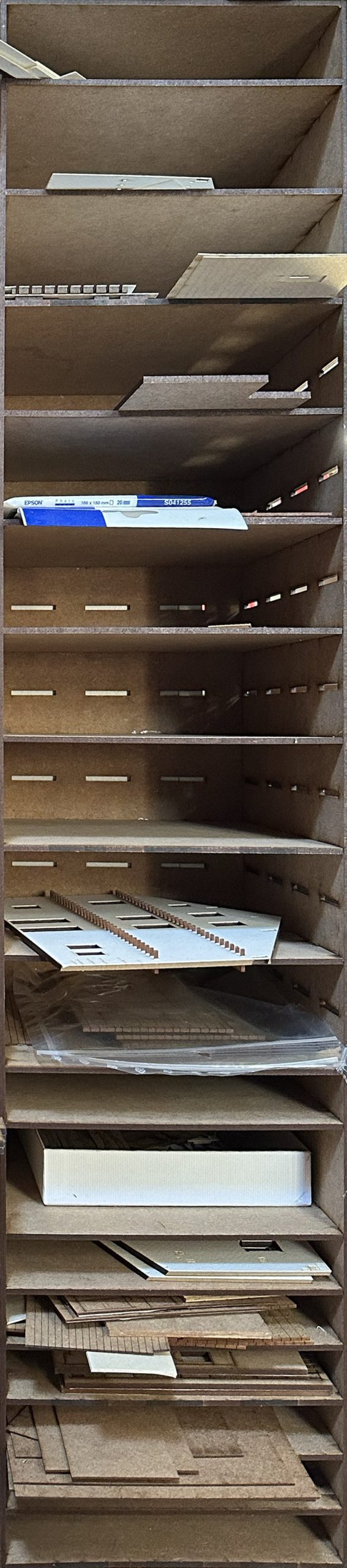 COLONNE de RANGEMENT à 18 étagères ouvertes : 21 x 38 mm de jour, 3 x 81 mm de jour et 2 x 53 mm de jour